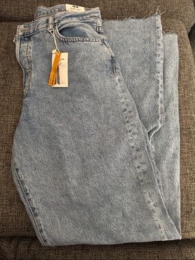 Women’s Light Wash Jeans - Classic Straight Fit